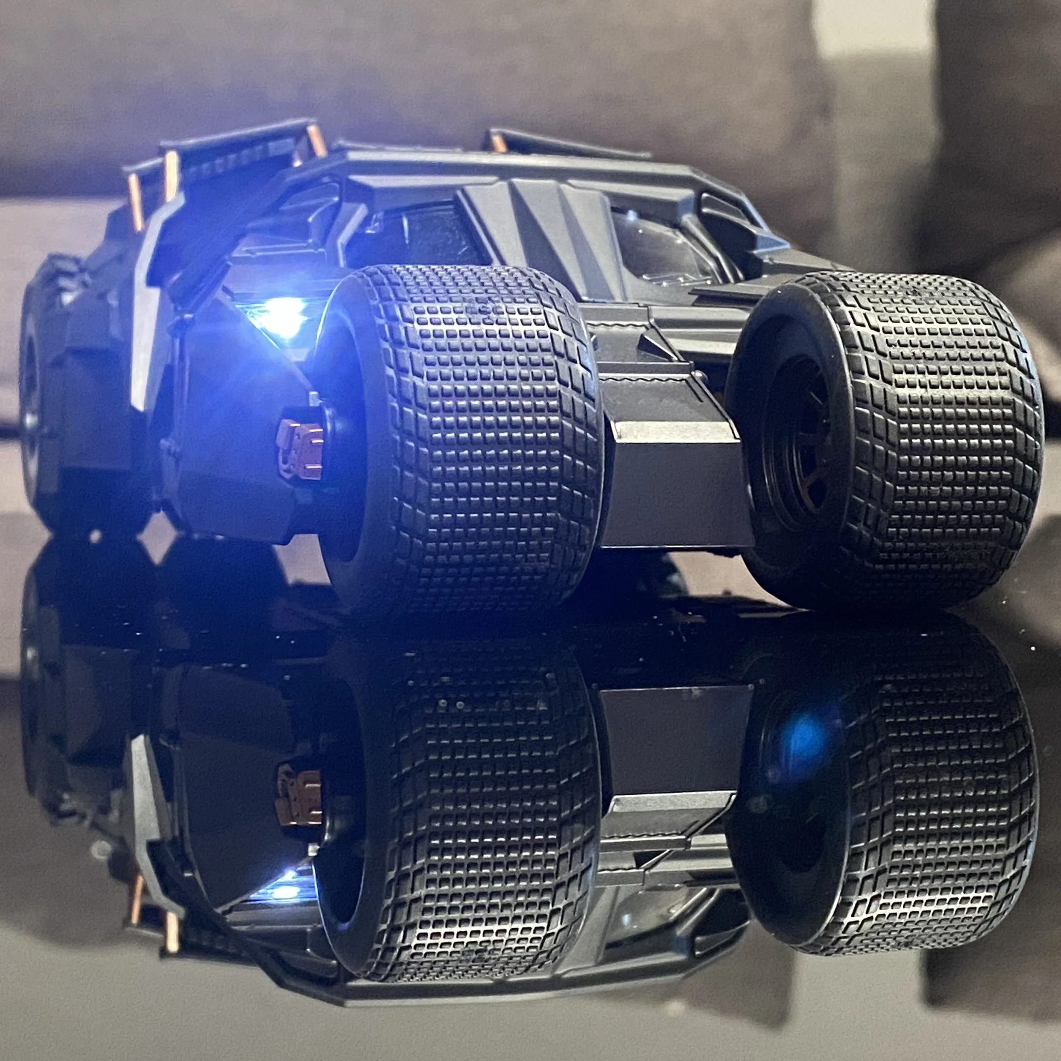1:24 Batmobile Tumbler Slide Alloy Metal Diecast Model Simulation Sound And Light Spray Function Collection Ornaments
