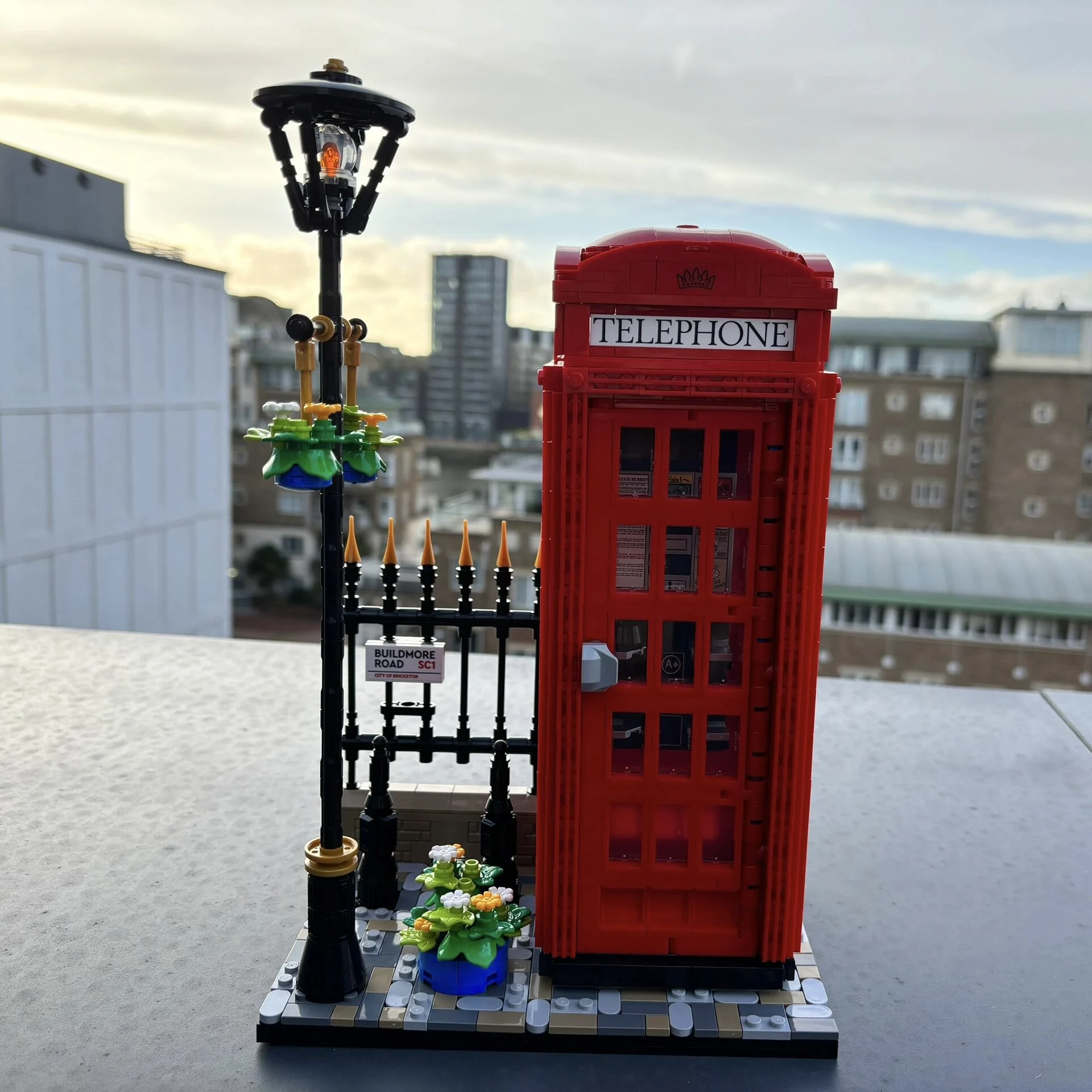 1460PCS London Red Telephone Booth Street View Series Men and Women Puzzle Building Blocks Toy Gift 1460PCS London Red Telephone Booth Street View Series Men and Women Puzzle Building Blocks Toy Gift