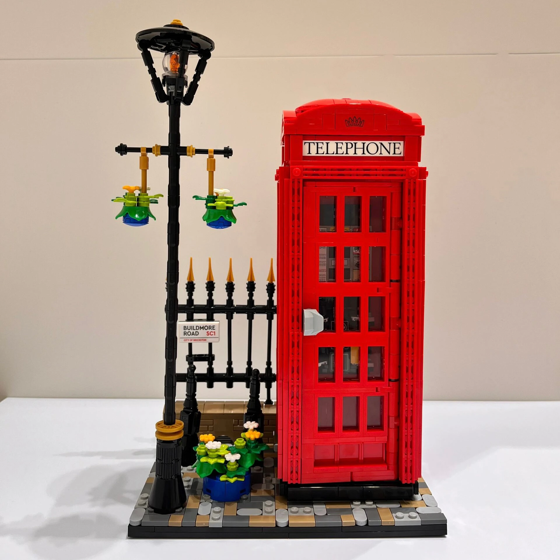 1460PCS London Red Telephone Booth Street View Series Men and Women Puzzle Building Blocks Toy Gift 1460PCS London Red Telephone Booth Street View Series Men and Women Puzzle Building Blocks Toy Gift