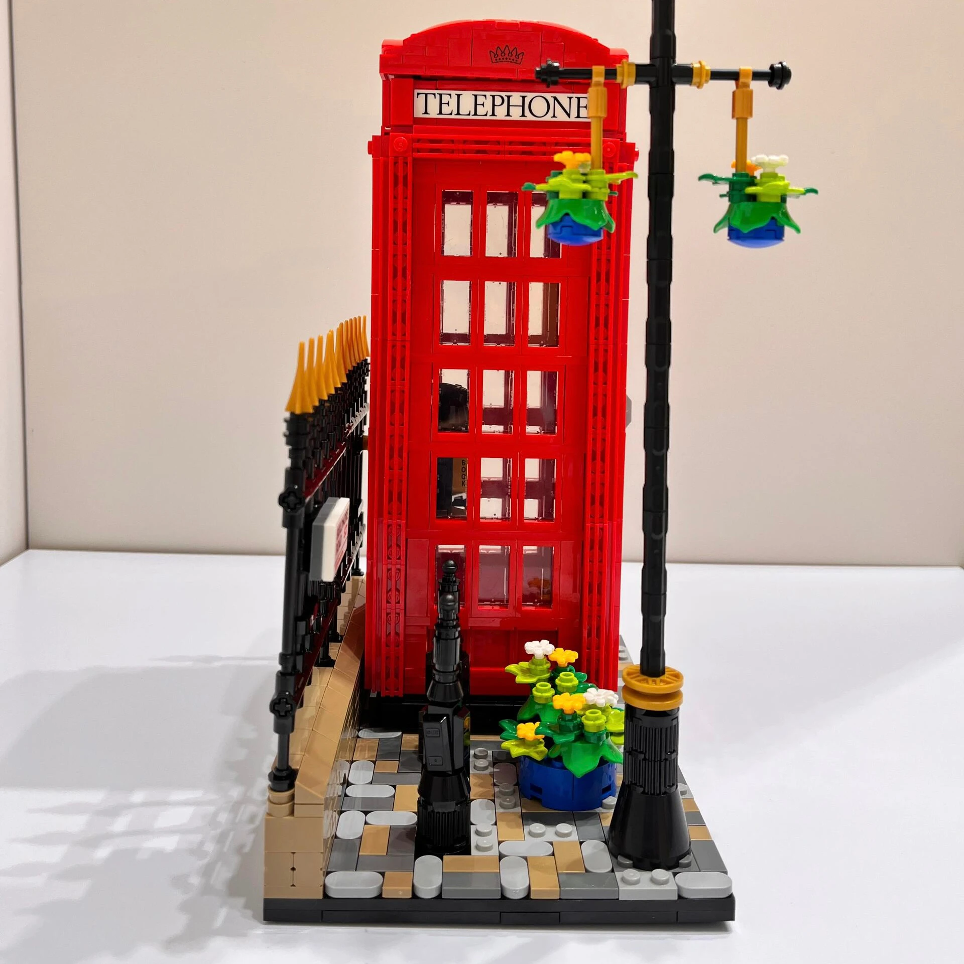 1460PCS London Red Telephone Booth Street View Series Men and Women Puzzle Building Blocks Toy Gift 1460PCS London Red Telephone Booth Street View Series Men and Women Puzzle Building Blocks Toy Gift