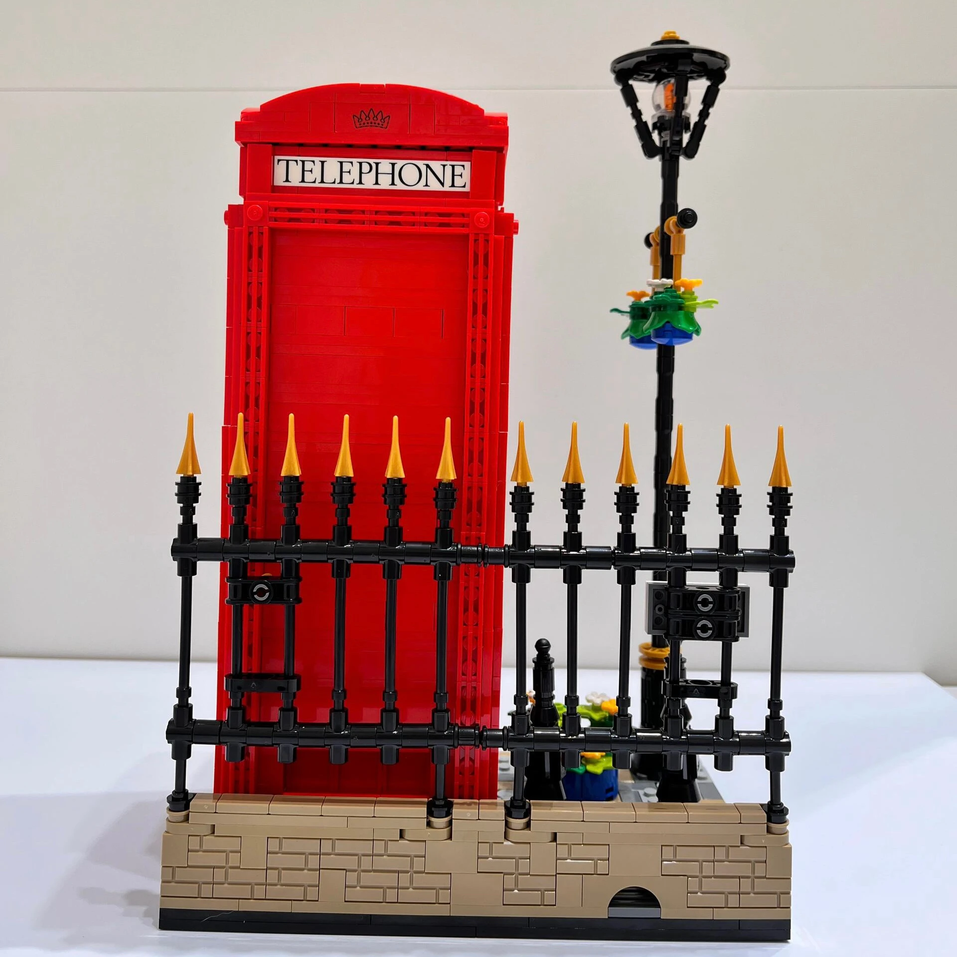 1460PCS London Red Telephone Booth Street View Series Men and Women Puzzle Building Blocks Toy Gift 1460PCS London Red Telephone Booth Street View Series Men and Women Puzzle Building Blocks Toy Gift