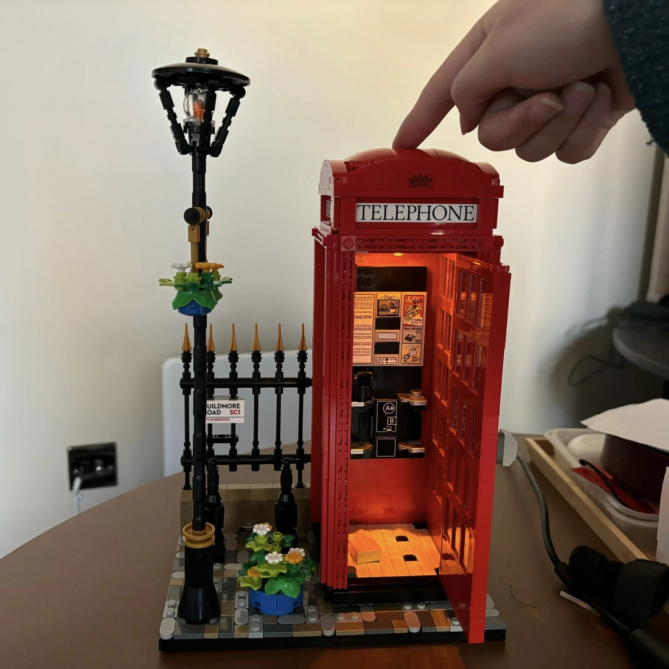 1460PCS London Red Telephone Booth Street View Series Men and Women Puzzle Building Blocks Toy Gift 1460PCS London Red Telephone Booth Street View Series Men and Women Puzzle Building Blocks Toy Gift