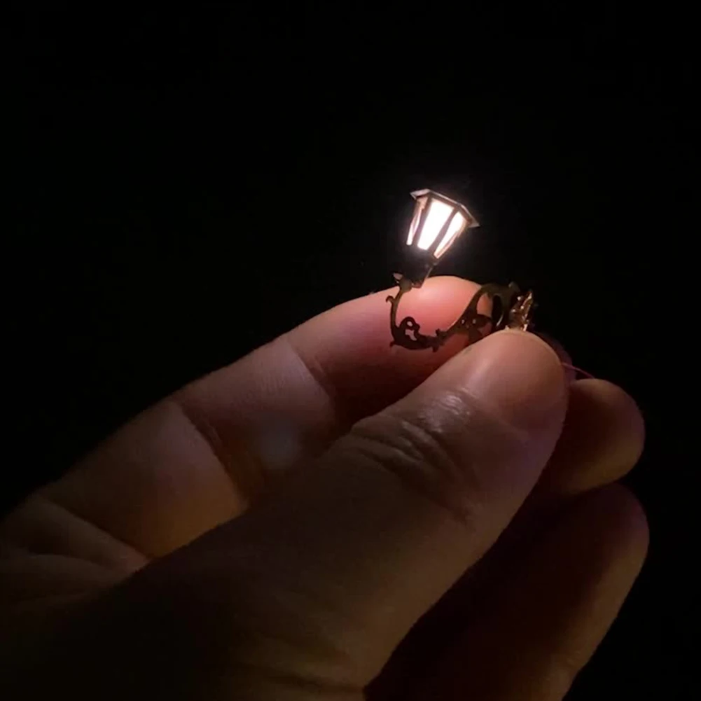 1:87 Micro Landscape Wall Light Model ABS Garden Decor 3V Miniature for Railway ABS DIY Ornament Retro LED Lamppost 1:87 Micro Landscape Wall Light Model ABS Garden Decor 3V Miniature for Railway ABS DIY Ornament Retro LED Lamppost