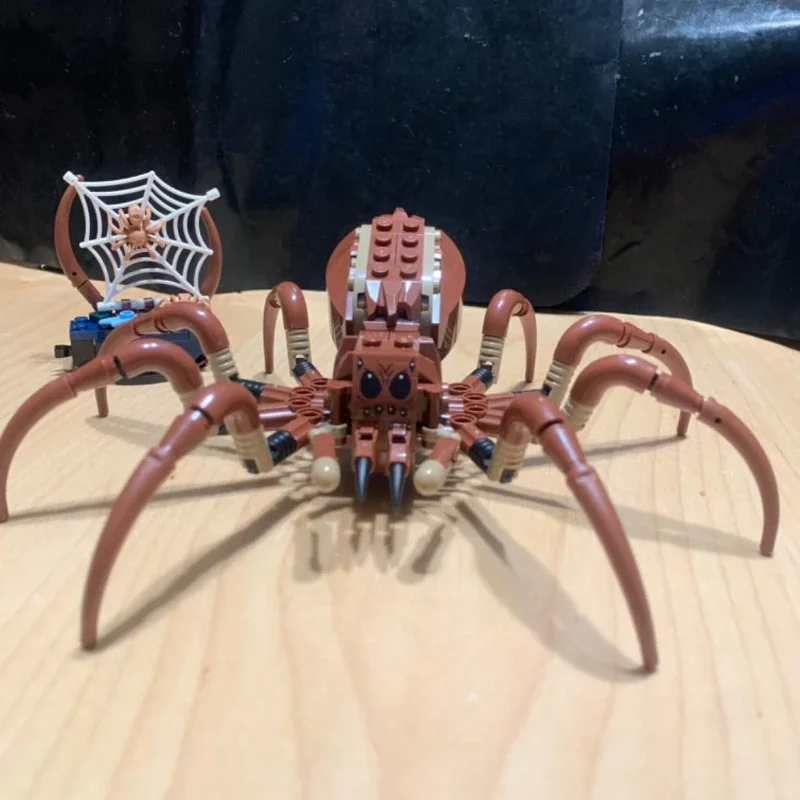 195pcs Biological in The Forbidden Forest – Set with Spiders – Magical Creatures Figurines – 2 Character Minifigures