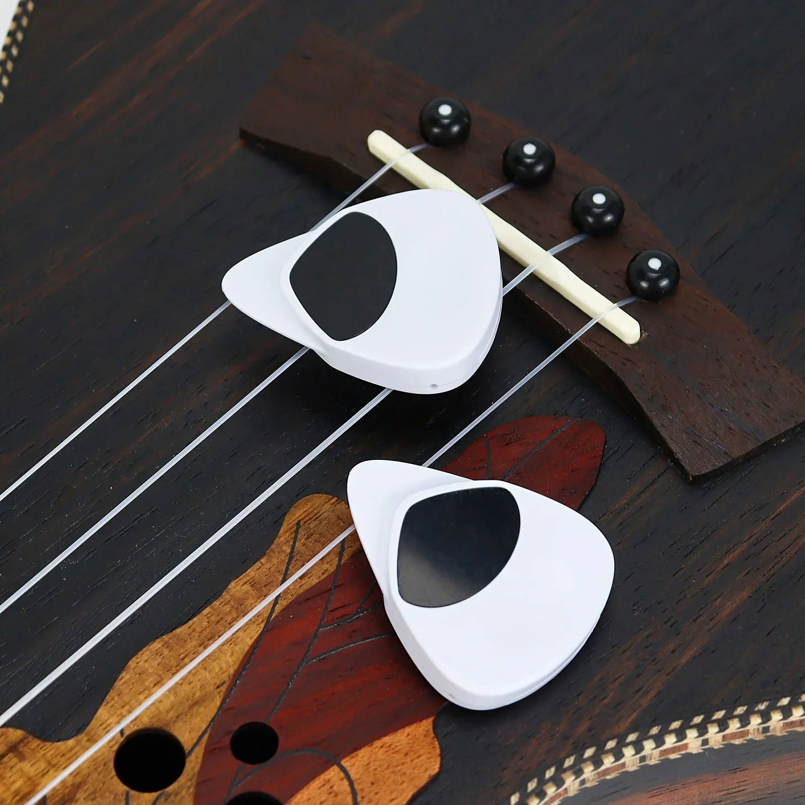 2-in-1 Guitar Pick and Tuner – Portable, Multi-Purpose Pitch Calibrator for Folk Guitars and Ukuleles, 12-Tone Equal