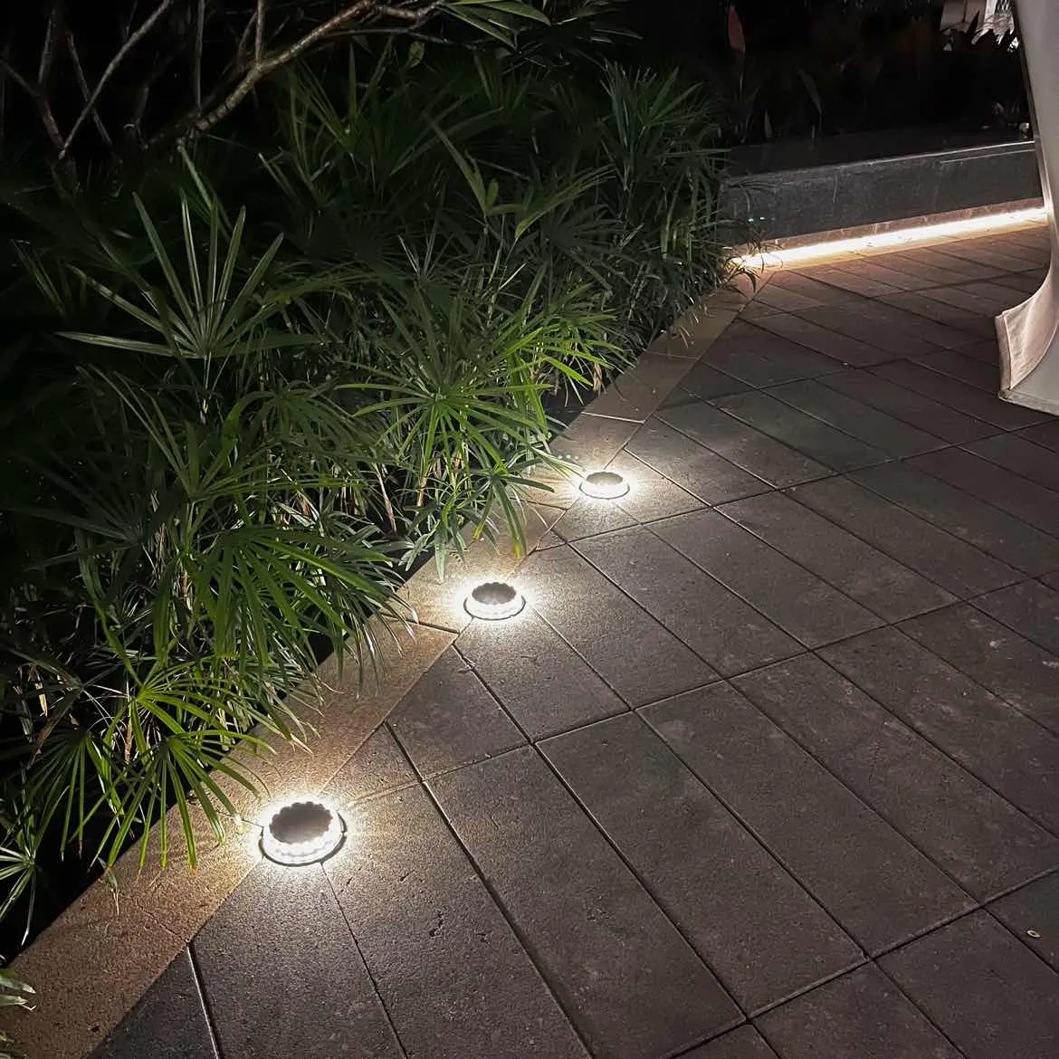 4PCS Super Bright LED Solar Pathway Light Outdoor IP65 Waterproof 3.7V 1200mAH Ground Lamp for Garden Decoration 4PCS Super Bright LED Solar Pathway Light Outdoor IP65 Waterproof 3.7V 1200mAH Ground Lamp for Garden Decoration
