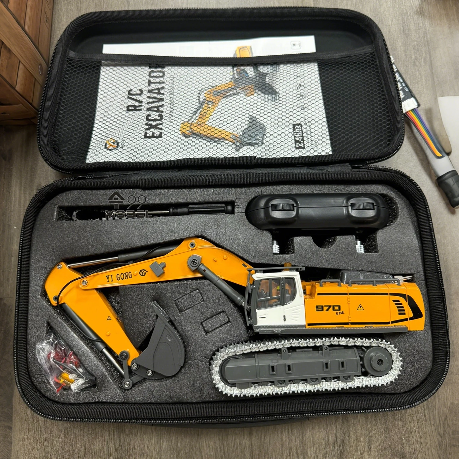 970 RC Mini Excavator 1/50 Scale Electric Excavator Simulation Model Desktop RC Excavator with Lighting System RC Car