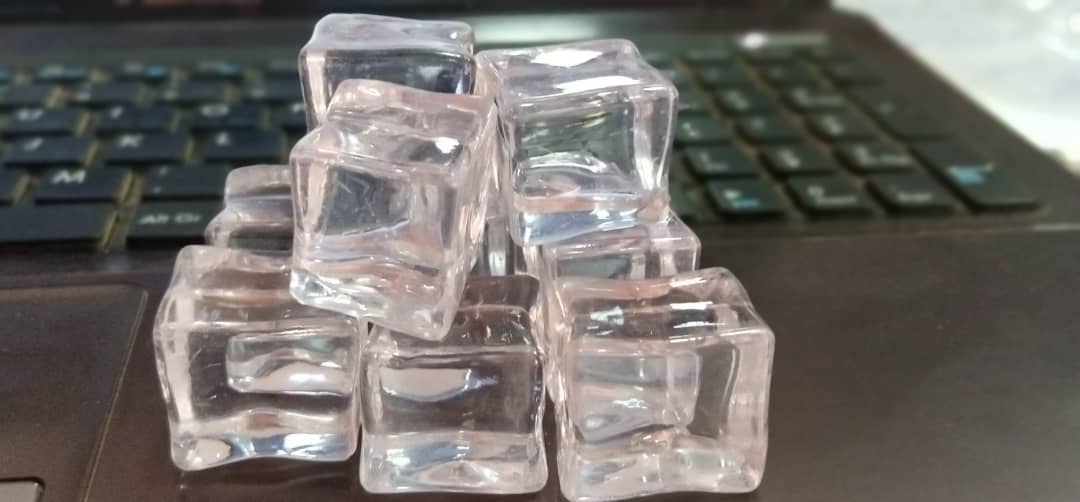Acrylic Fake Ice Cubes (5pcs) Acrylic Fake Ice Cubes (5pcs)