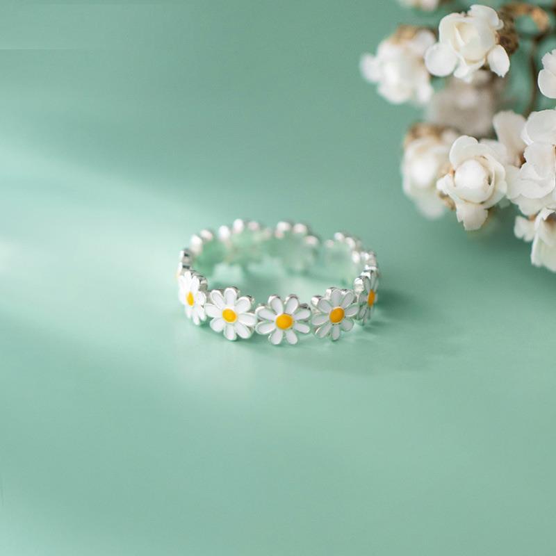 Adjustable Metal Daisy Band Ring Adjustable Metal Daisy Band Ring
