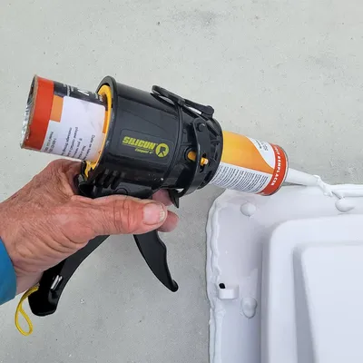 American Siligun Compact Glass Glue Gun – a Short, Self-Sealing, High-Thrust, Drip-Proof Caulking Tool
