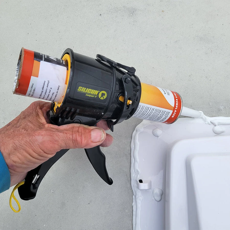 American Siligun Compact Glass Glue Gun – a Short, Self-Sealing, High-Thrust, Drip-Proof Caulking Tool American Siligun Compact Glass Glue Gun – a Short, Self-Sealing, High-Thrust, Drip-Proof Caulking Tool