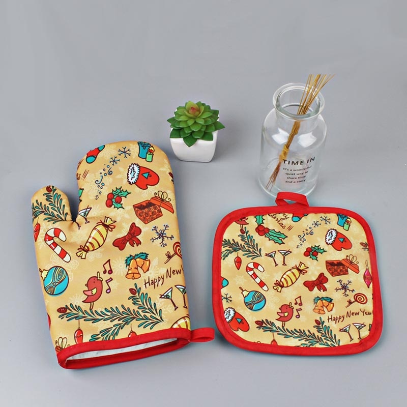 Christmas Oven Mitt and Pot Holder Set Christmas Oven Mitt and Pot Holder Set