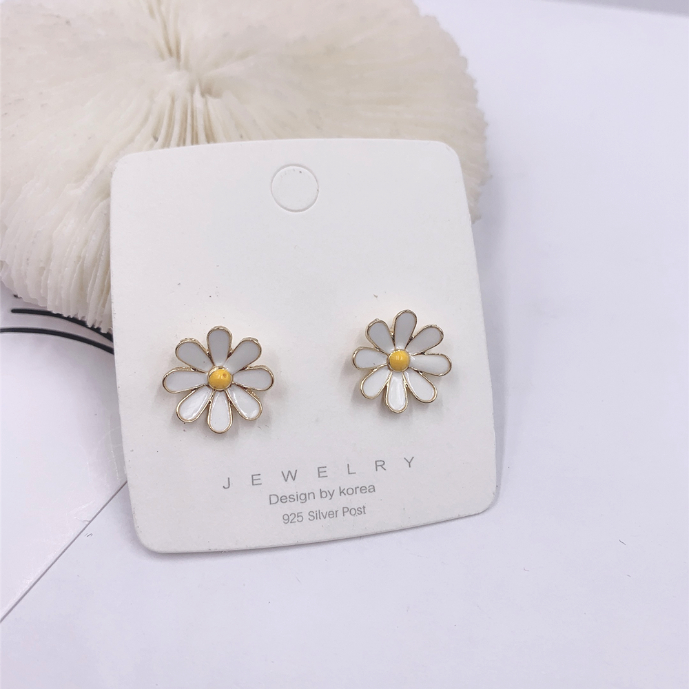 Dainty Daisy Stud Earrings