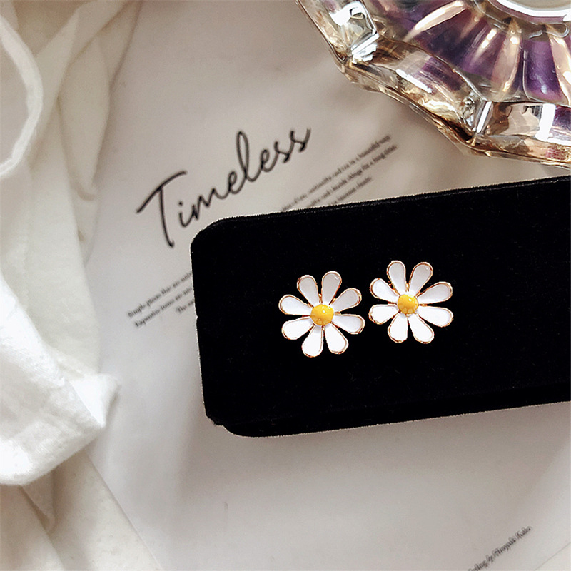 Dainty Daisy Stud Earrings Dainty Daisy Stud Earrings