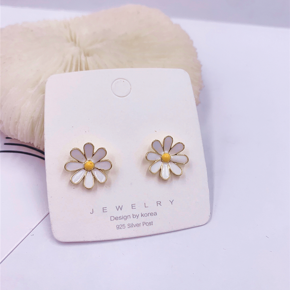 Dainty Daisy Stud Earrings Dainty Daisy Stud Earrings