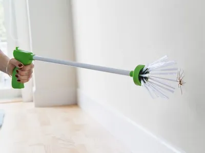 Easy Squeeze Spider Catcher
