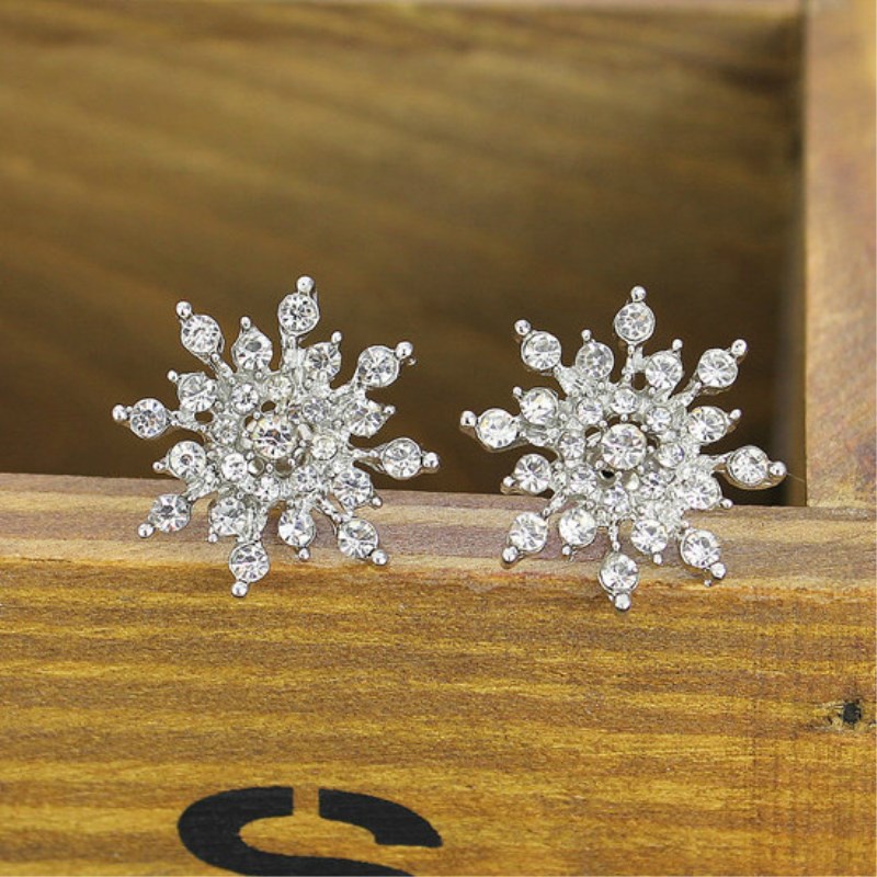 Elegant Snowflake Stud Earrings Elegant Snowflake Stud Earrings
