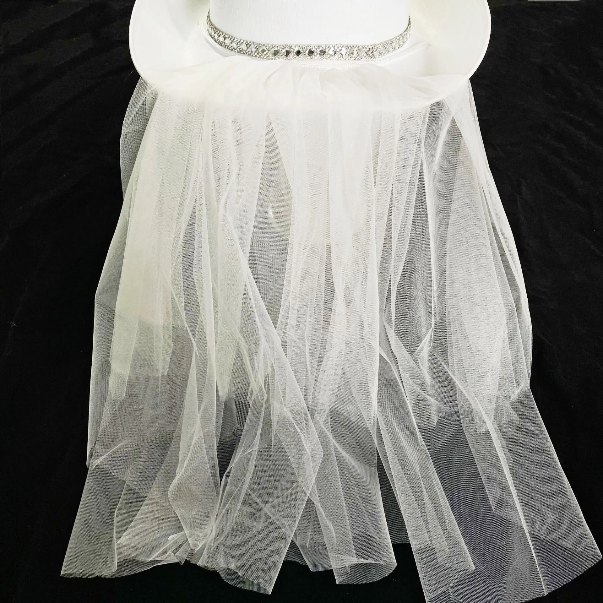 Fashionable Bride Cowboy Hat with Veil Fashionable Bride Cowboy Hat with Veil