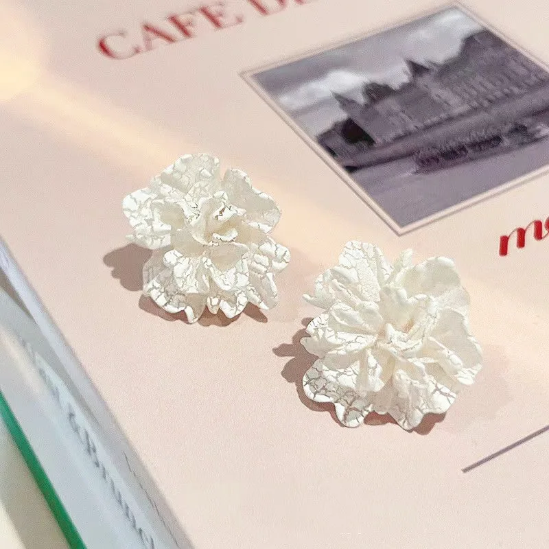 Fashionable White Flower Stud Earrings Fashionable White Flower Stud Earrings