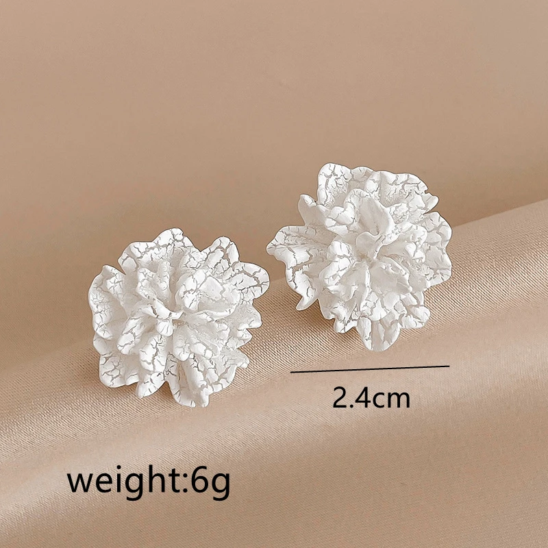 Fashionable White Flower Stud Earrings Fashionable White Flower Stud Earrings