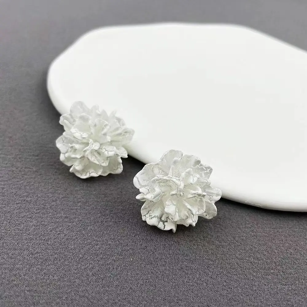 Fashionable White Flower Stud Earrings Fashionable White Flower Stud Earrings