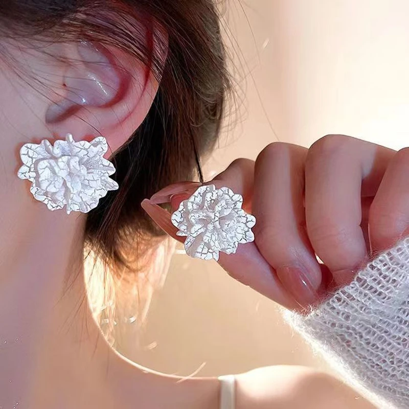 Fashionable White Flower Stud Earrings Fashionable White Flower Stud Earrings