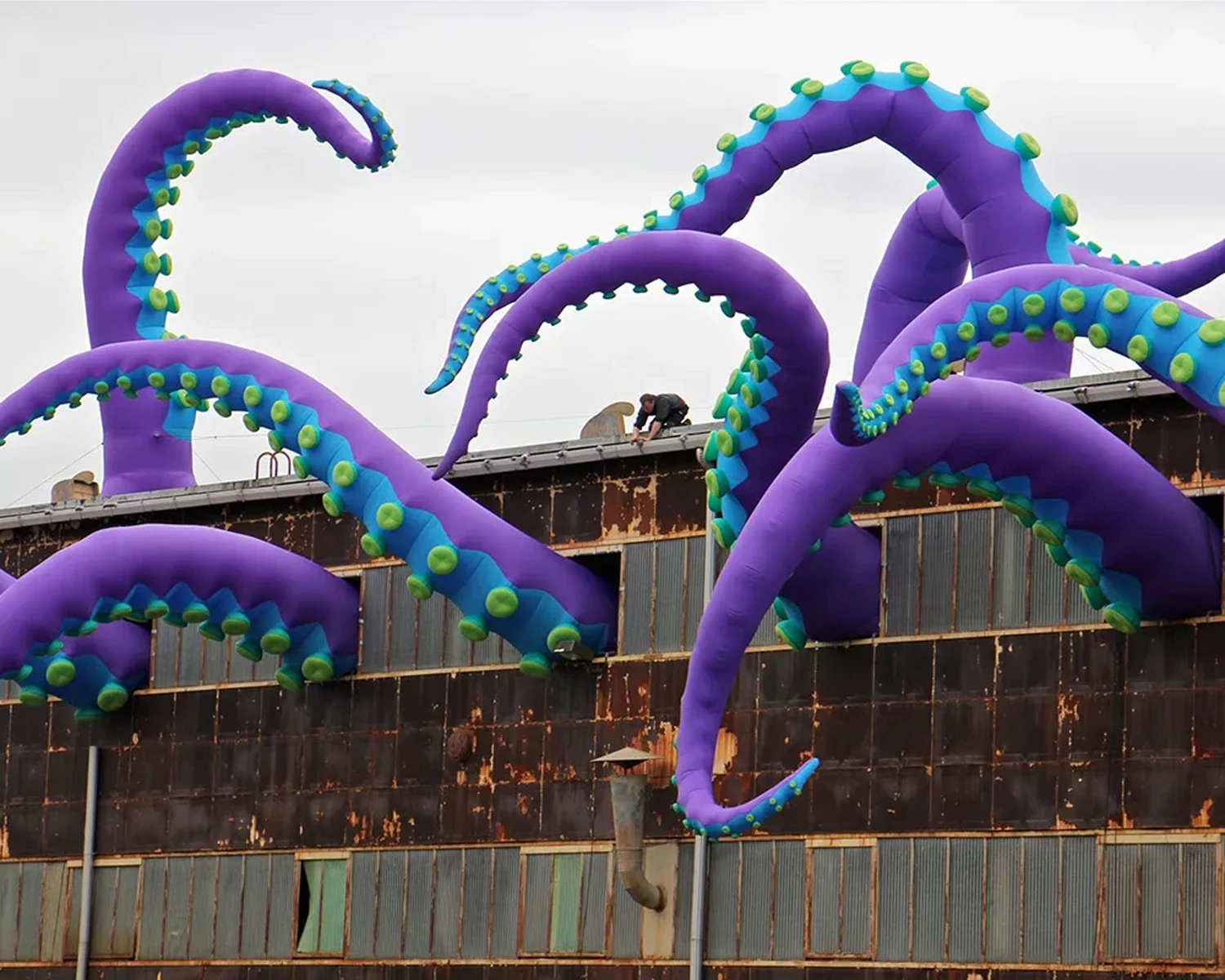 Giant Purple Inflatable Octopus Tentacle With Blower For Halloween Outdoor Events Commercial Performance Stage Roof