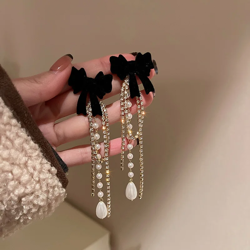Long Pearl Earrings with a Fashionable Bowknot at the Top End Long Pearl Earrings with a Fashionable Bowknot at the Top End