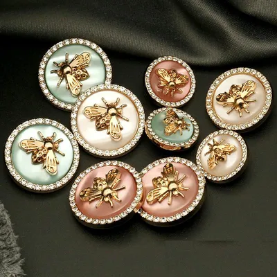 Luxurious Rhinestone Bee Buttons (6 pcs) Luxurious Rhinestone Bee Buttons (6 pcs)