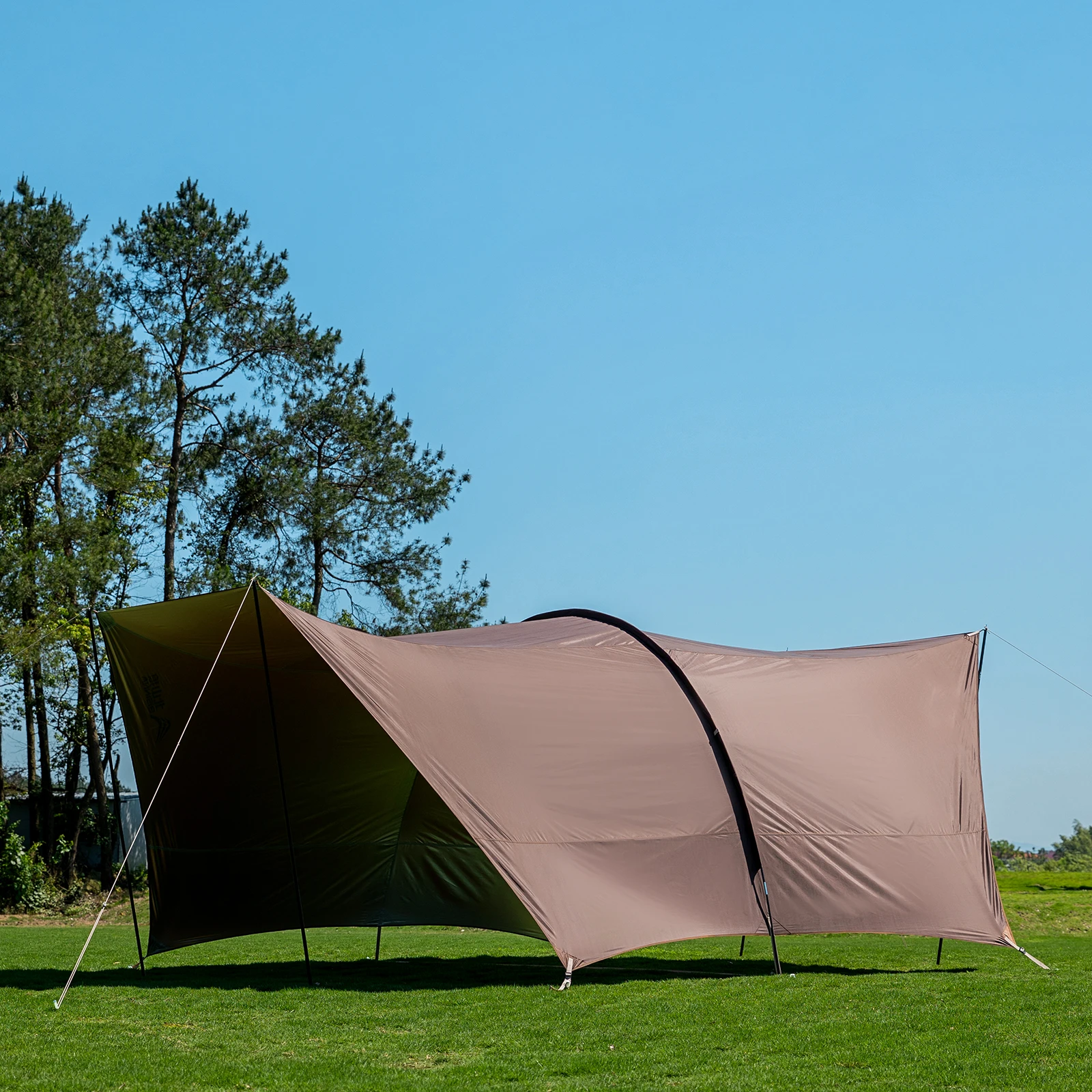 Outdoor Camping Folding Portable Tunnel Large Canopy Coated with Silver Sunblock Shade Camping Rain and Wind