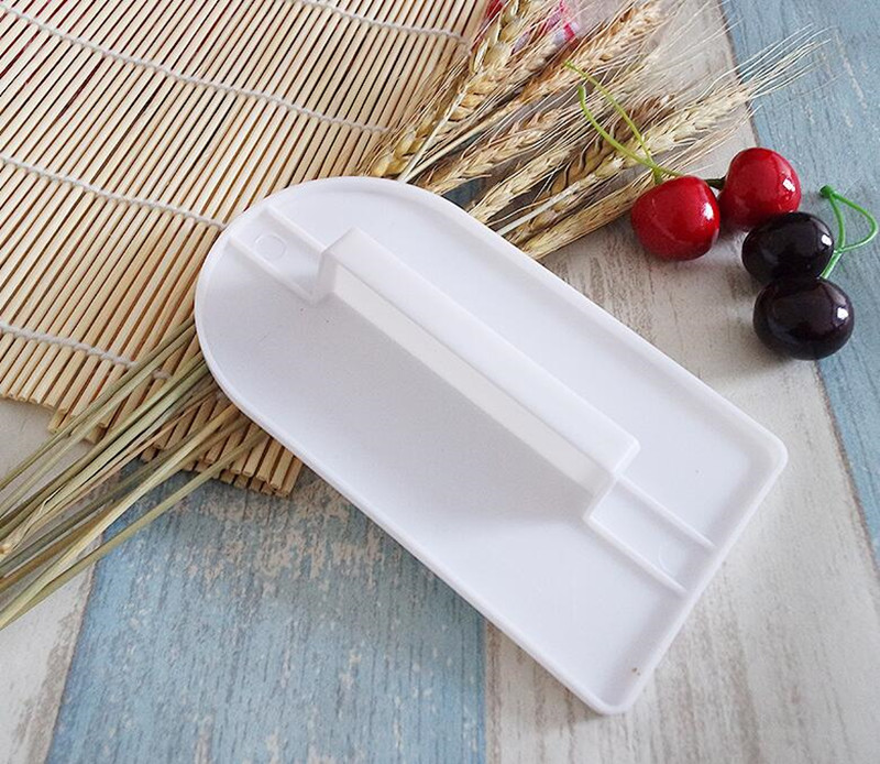 Plastic Cake Icing Smoother with Handle Plastic Cake Icing Smoother with Handle