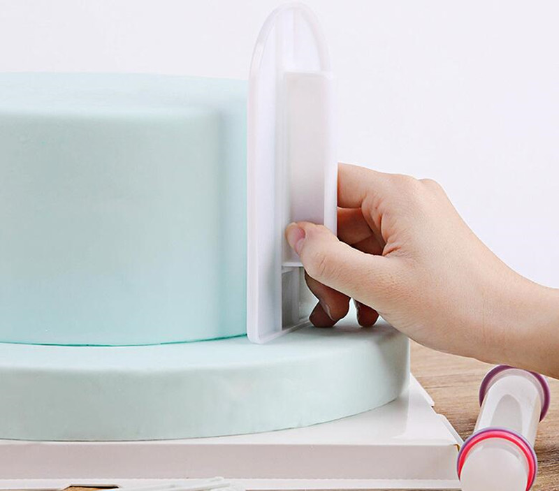 Plastic Cake Icing Smoother with Handle