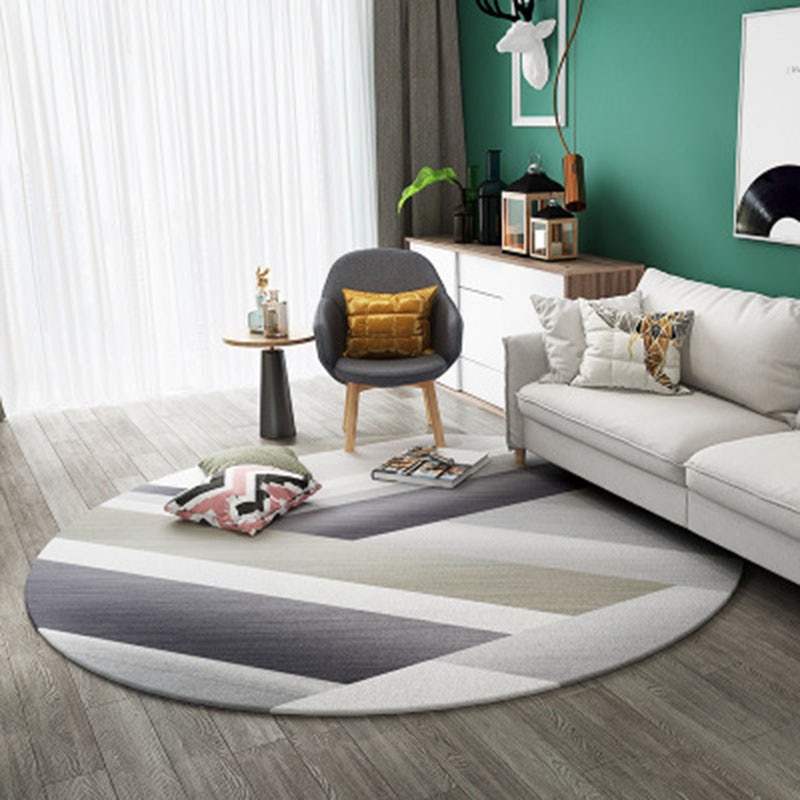 Round Rug with Geometric Pattern