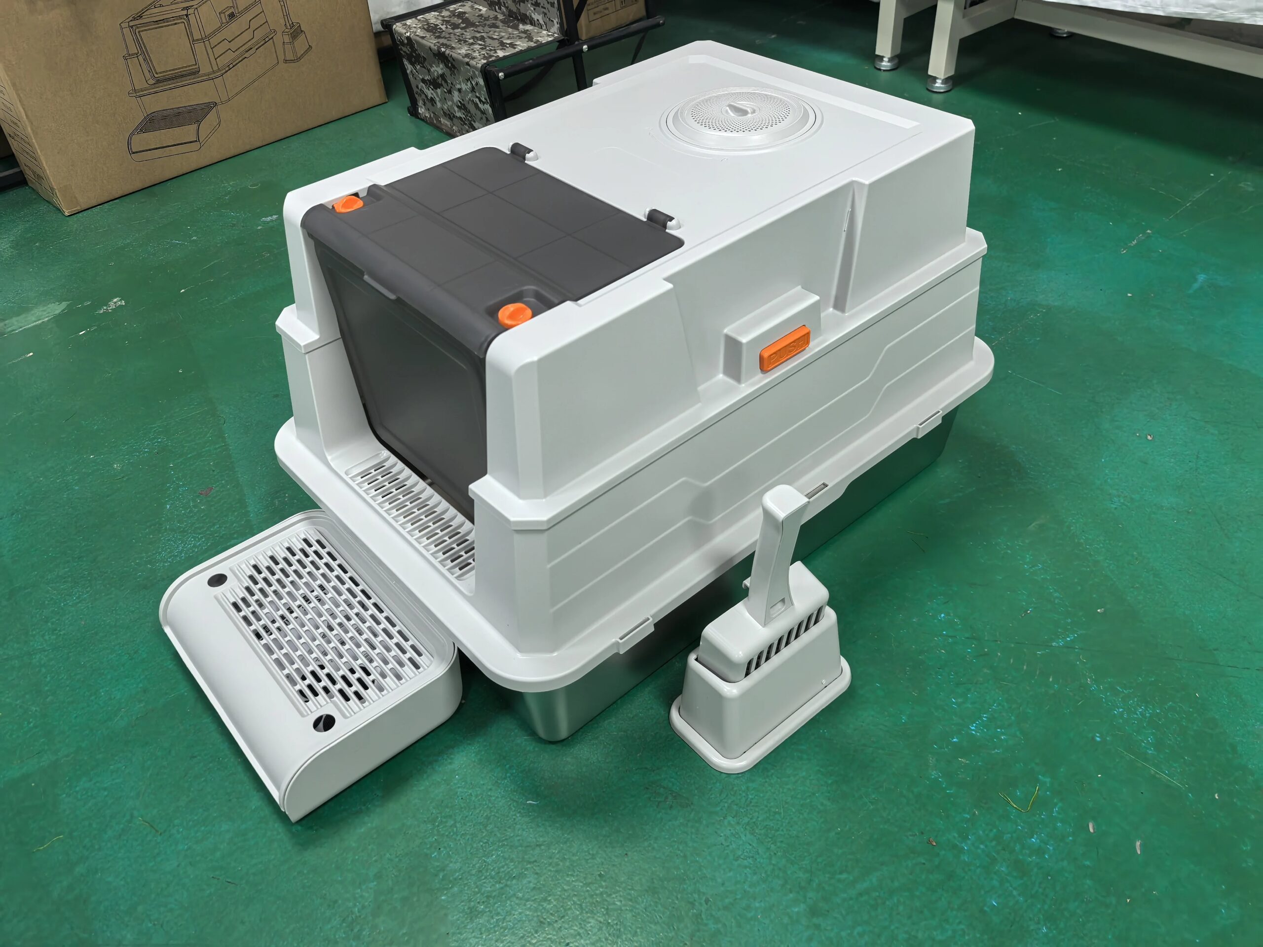 Stainless Steel Litter Box with Lid, Extra-Large Enclosed Kitty Litter Pan, Equipped with Steps and a Litter Scoop
