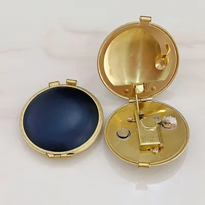 Ultra-thin Portable Compact Powder Cake-shaped Open Cover Ignition Retro Kerosene Lighter Metal Open Fire Smoking Ultra-thin Portable Compact Powder Cake-shaped Open Cover Ignition Retro Kerosene Lighter Metal Open Fire Smoking