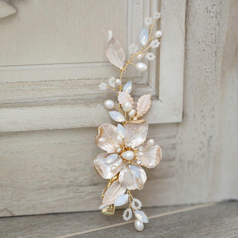 White and Gold Flower Hair Pin White and Gold Flower Hair Pin