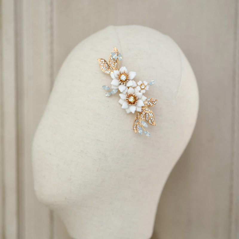 White and Gold Flower Hair Pin White and Gold Flower Hair Pin