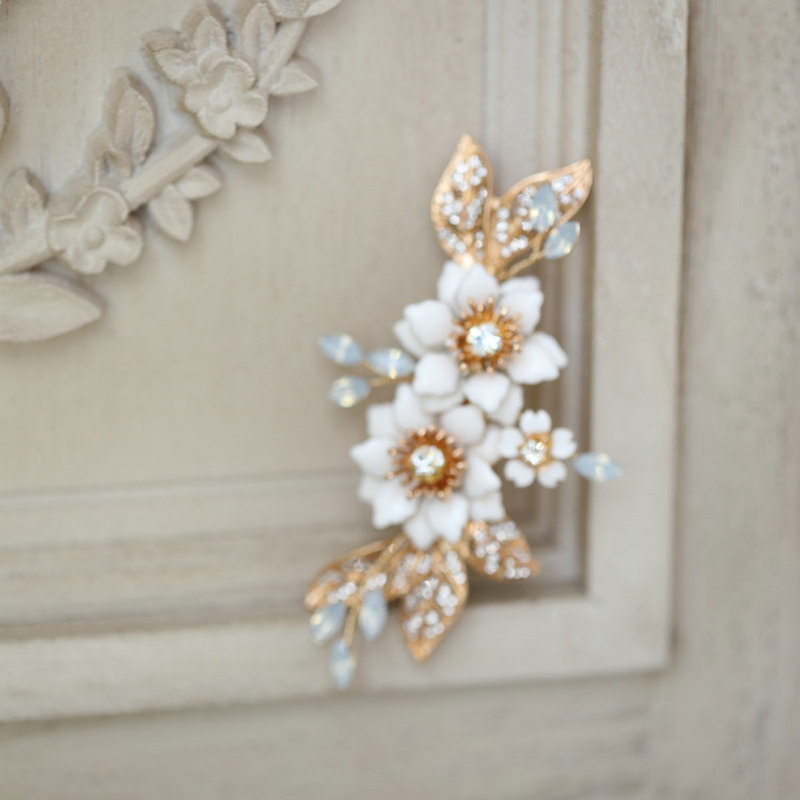 White and Gold Flower Hair Pin White and Gold Flower Hair Pin