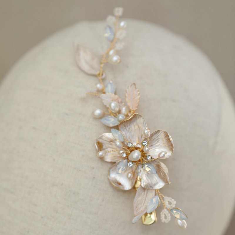 White and Gold Flower Hair Pin White and Gold Flower Hair Pin