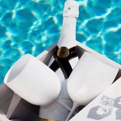 White Plastic Champagne Flutes (2pcs) White Plastic Champagne Flutes (2pcs)