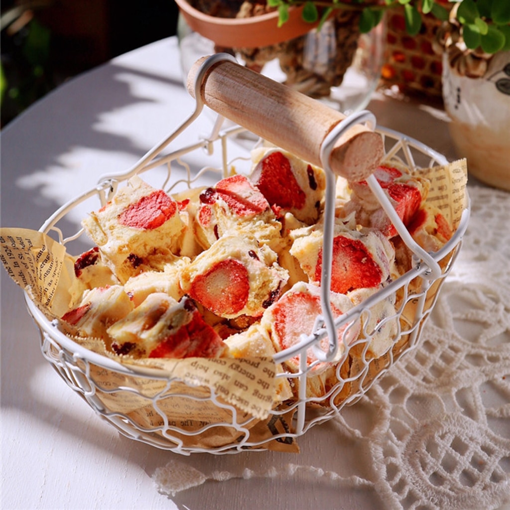 Wire Bread Basket with Wooden Handle Wire Bread Basket with Wooden Handle