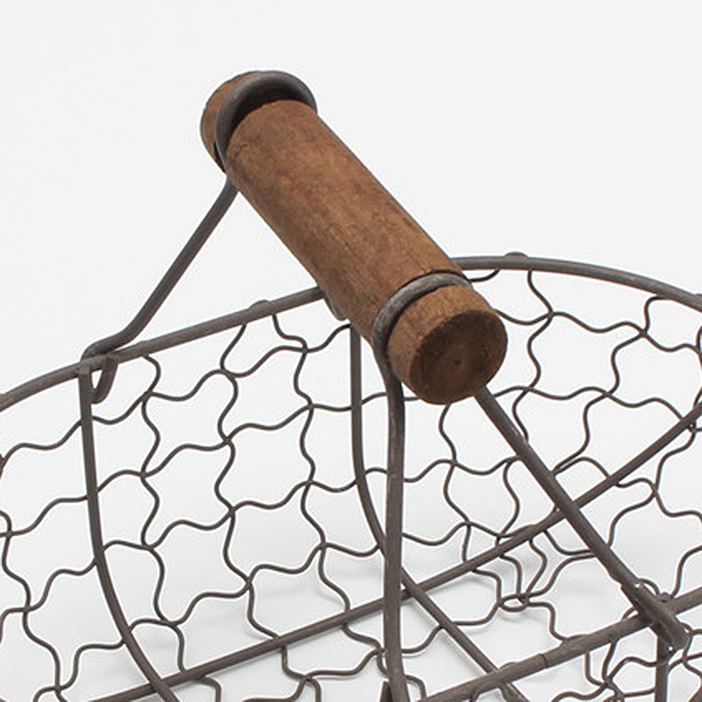 Wire Bread Basket with Wooden Handle Wire Bread Basket with Wooden Handle