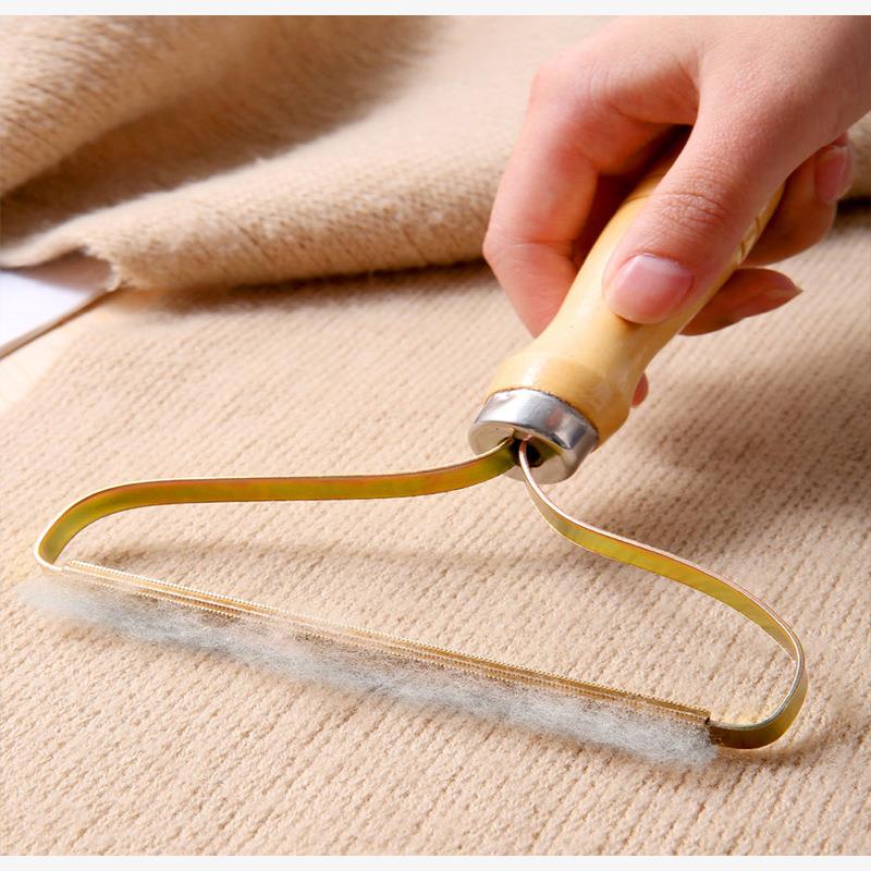 Wooden Handle Lint Scraper Razor
